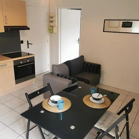 A 1 Minute Du Apartment *