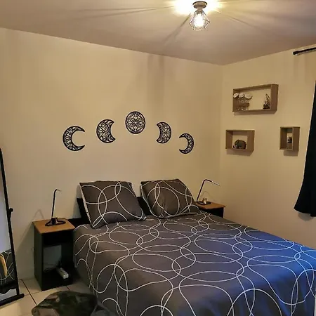 A 1 Minute Du Apartment *